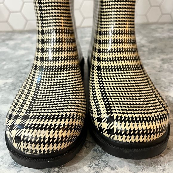 Size 7 Forever Young rubber rain boots houndstooth. Adjustable calf buckle. - Picture 3 of 7